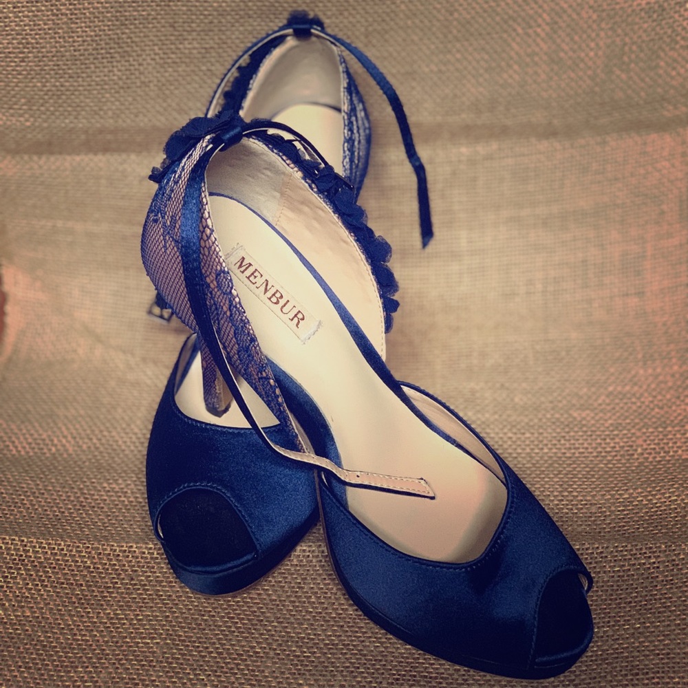 I whore them only 1 time for my wedding. Size 7